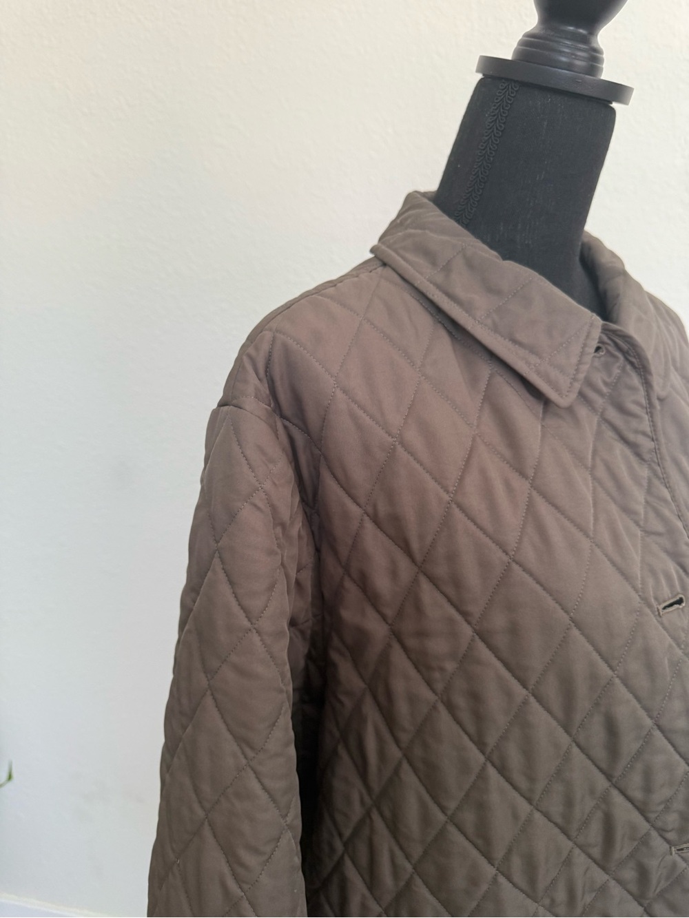 Burberry Women's Quilted Barn Jacket in Olive Green - Picture 4 of 16